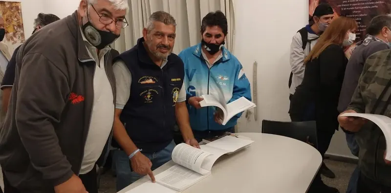 Clarín — Ex combatientes presentaron su libro a 40 años de la Guerra de Malvinas